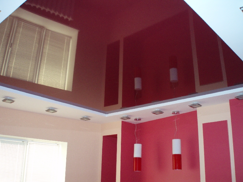 Натяжной потолок бордового цвета